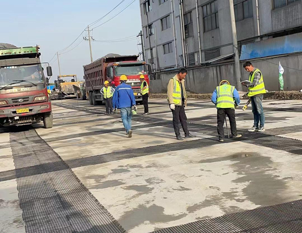 杂多老材料的新故事:玻璃纤维土工格栅如何在‘白改黑’浪潮中重获新生?